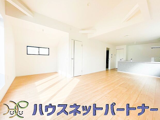 うららかな陽射しがどのお部屋にも降り注ぎますように、快適さを追求した間取設計。得難い立地環境での生活を恵みの豊かな永住の地へと変えてくれます。