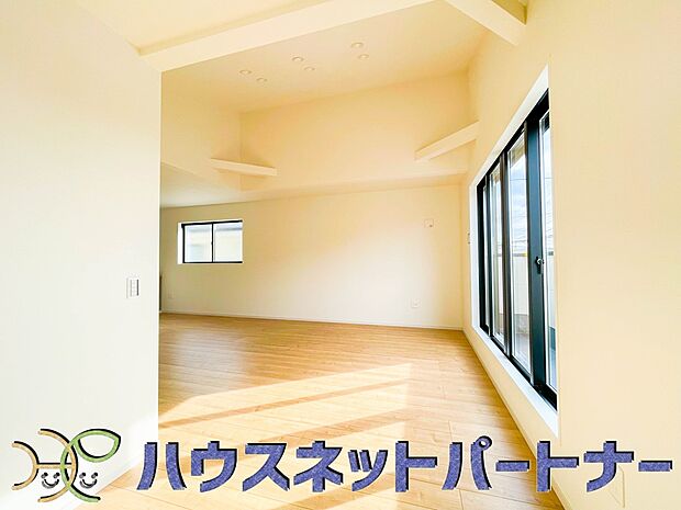 吹抜けのあるリビング。家族の温かさと陽光の暖かさ、楽しい毎日と明るい未来を予感させる「空間が織り成すひとつ先の住み心地」を演出します。 