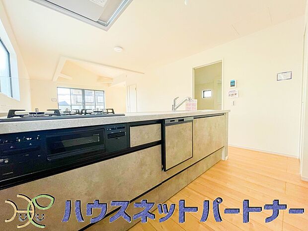 明るく開放的なカフェスタイルキッチン。家族とのコミュニケーションが取りやすく、みんなの笑顔が溢れます。