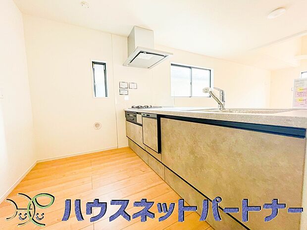 生活の中心となるキッチンは対面式で、お料理しながら家族と会話も弾むことでしょう。床下収納付きです。