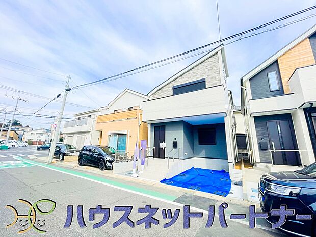 街に溶け合う美しい景観と、採光や風通しを考えて設計された間取り。近隣の視線を考え調整した窓位置など、外観だけでなく、住まうご家族の心地よさを最優先しました。