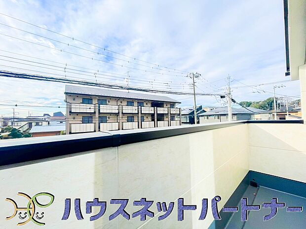 南バルコニーから差し込む陽光・通風は、住環境・快適性と共に有り続ける貴重な「財産」です。この新築戸建に住まう事で手に入れるものは、きっと日常にとっても貴重な存在となるはずです。