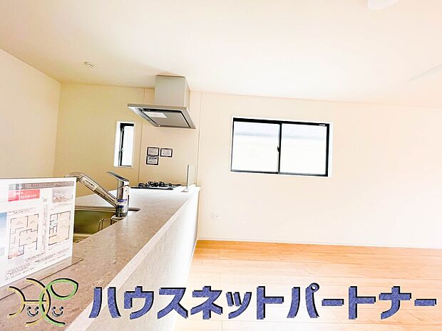 カウンターキッチンなら、リビングで遊ぶ子供の様子を見ながら料理ができるので安心です。料理を運んでもらったり、子供にお手伝いしてもらいやすいのもいいですね♪