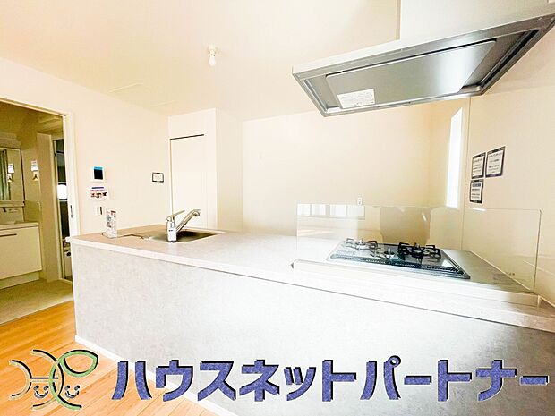 キッチン吊戸棚を無くす事によって、コミュニケーションを重視した設計に致しました。区画によって変わる一体感を、実際にご覧になって頂けましたらと思います。