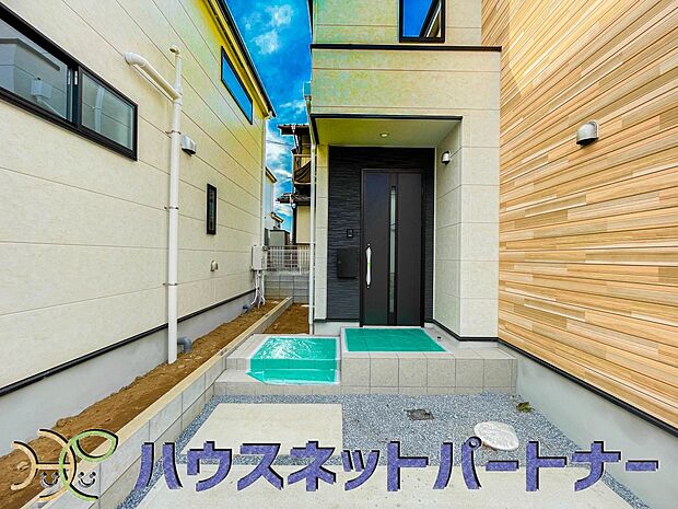 お客様も迎える玄関は高級感のある造りです。