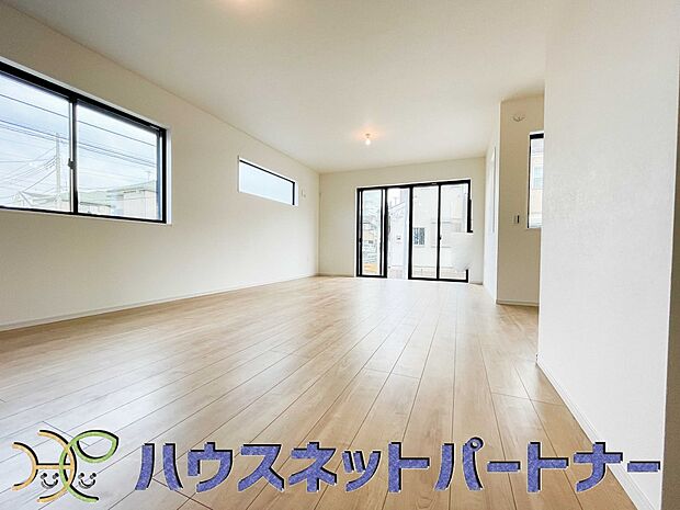 通風・採光に優れ、心地よい光と風が溢れています。 贅沢で豊かな居住性と、プライドを満たすクオリティが見事に調和した住空間。新築ならではの快適なひとときをご体感頂ける筈です。