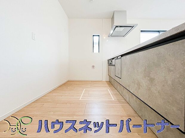 明るい自然光が入る作業スペースを多くとったキッチン採用。夫婦揃ってキッチンに立っても調理がしやすく、家事をしながら会話も弾みます。食器類もすっきりと片付く収納力。