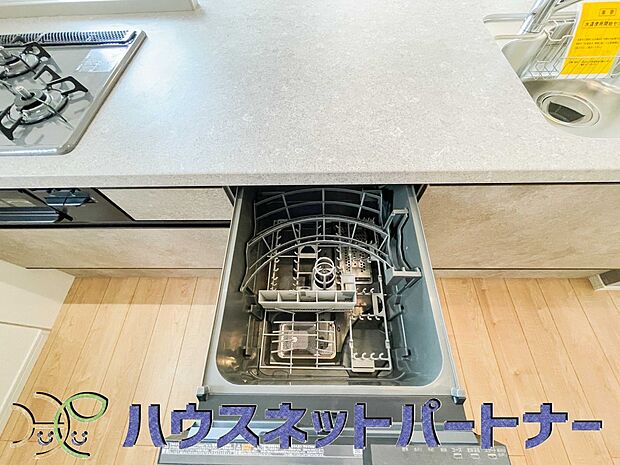 ビルトイン食器洗乾燥機完備。家事のお手伝いをしてくれる奥様の味方です。食器を洗っている間にお掃除など、様々なシーンで家事の時短に役立つ食洗機。省スペースのビルトインタイプを採用致しました。
