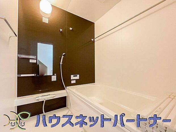 高級感溢れるカラーと大きさ・柔らかな曲線で構成された半身浴も楽しめるバスタブが心地よさをもたらします。