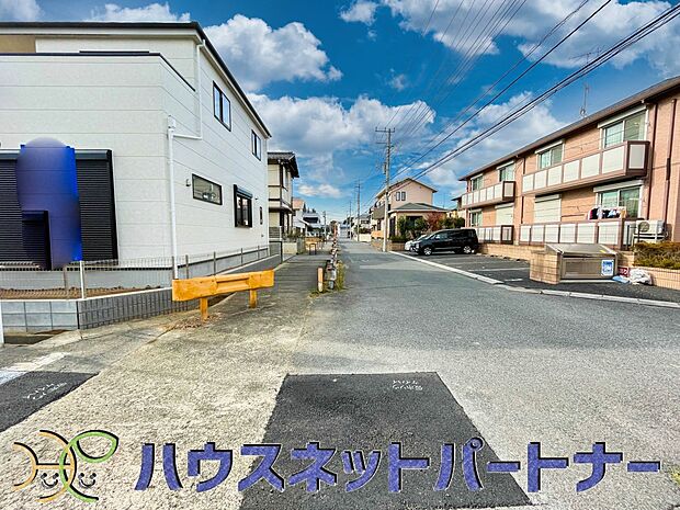 季節感を演出する多彩な樹木と豊かな彩りが重なり、四季折々の変化を楽しめる心地よい場所となることでしょう。時間の経過と共に味わいが出る素敵な空間へ。 