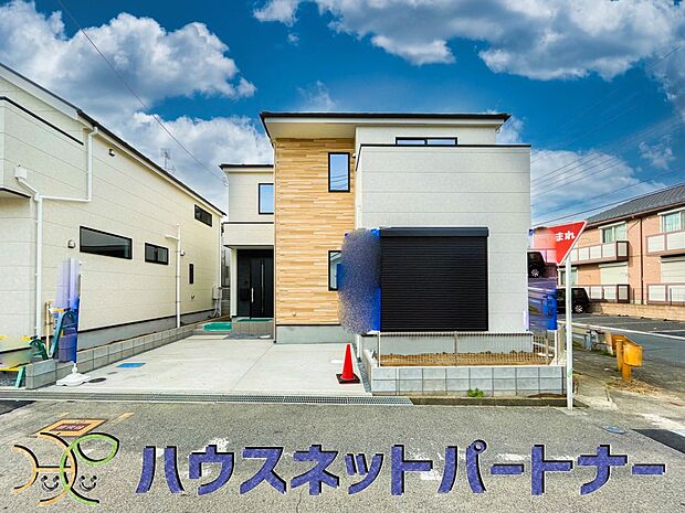 堂々たる趣ながら、主張し過ぎずどこか余裕を感じさせるシャープなフォルムで佇む邸宅は、晴天の空と照らし合わせる事で、本来あるべき完成形の姿を見せてくれます。