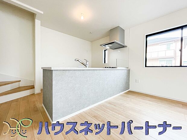 明るく開放的なダイニング。家族とのコミュニケーションが取りやすく、みんなの笑顔が溢れます