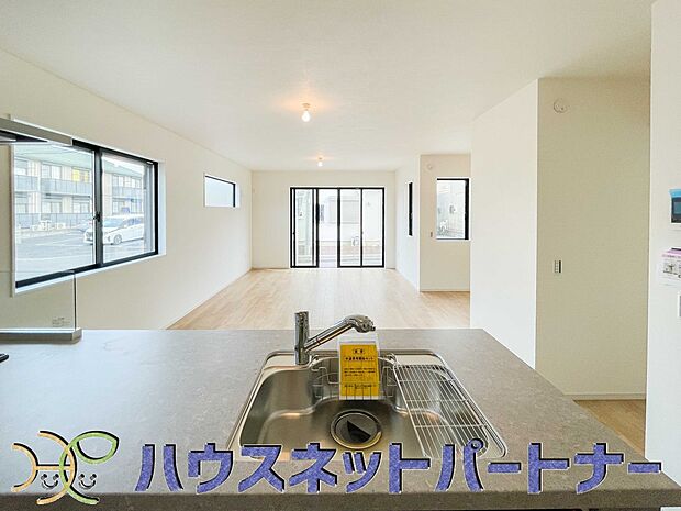 カウンターキッチンなら、リビングで遊ぶ子供の様子を見ながら料理ができるので安心です。料理を運んでもらったり、子供にお手伝いしてもらいやすいのもいいですね♪