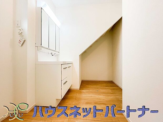 タオルやリネンを収納するリネン庫はすっきりおしゃれに収納したいと誰もが思うこと。そう・・・理想はホテルのリネン庫といったところでしょうか。