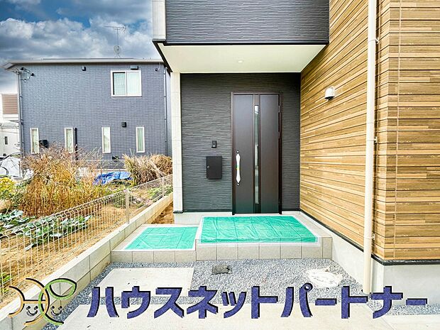 玄関の扉を開けるとそこは家族の待つお家。笑い声が聞こえてきそう。