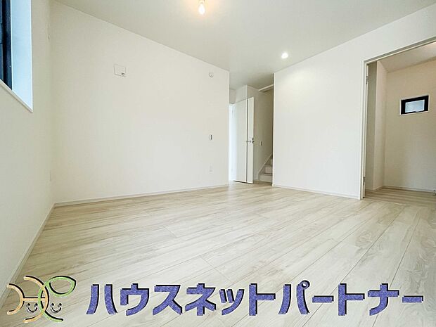 階を移動する際にリビングを通る、リビングイン階段。自然なかたちで家族が集まるため、お子様の個室が2階にある場合でも、毎日の挨拶や会話が増えやすくなります。