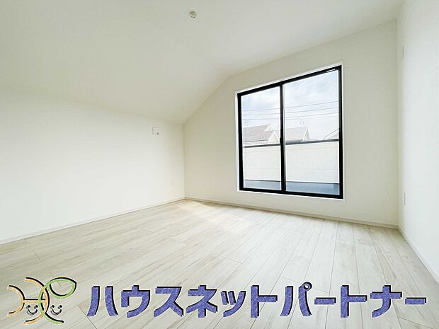 陽射しがぽかぽかと差し込むお部屋は湿気やカビの心配も減るので快適に過ごせます。