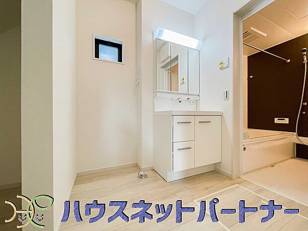 大きく見やすい三面鏡で清潔感ある洗面台は、身だしなみチェックや肌のお手入れに最適です。何かと物が増える場所だからこそ、スッキリと見映えの良い空間に拵えました。