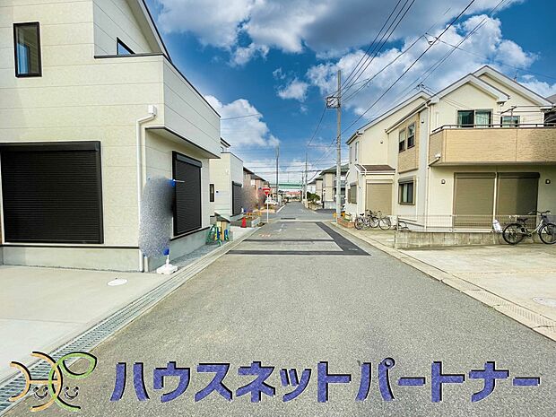 前面道路は5ｍあり広いので駐車も楽ちん。