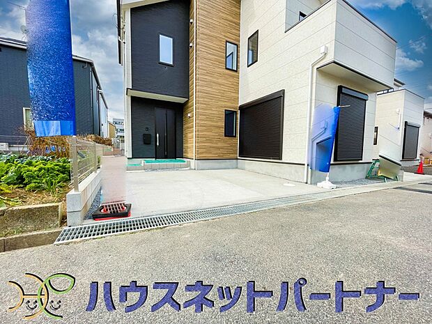 広々した駐車スペースは並列2台分。駐車が苦手な方もラクチンです。