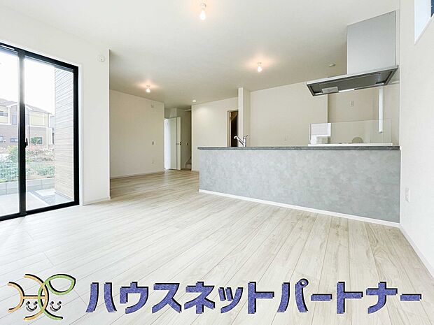 忙しい朝でも家族揃って食事をして頂ける、ゆとりある大きさのダイニングスペース。奥様の手料理をカウンター越しに受けとって頂き、テーブルで囲む素敵な時間を存分にお愉しみ下さい。