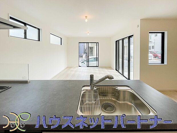 お料理できたらカウンターから手渡しができます。家族で会話をしながらお料理を楽しく。