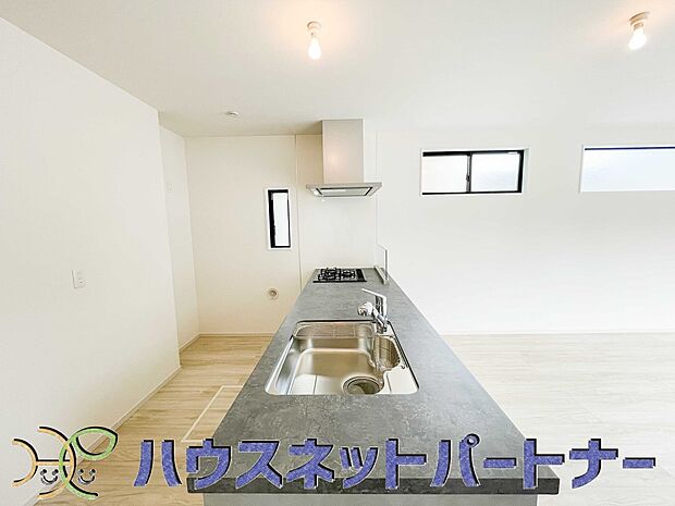 キッチン吊戸棚を無くす事によって、コミュニケーションを重視した設計に致しました。区画によって変わる一体感を、実際にご覧になって頂けましたらと思います。