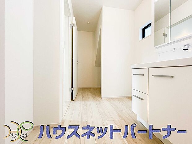 タオルやリネンを収納するリネン庫はすっきりおしゃれに収納したいと誰もが思うこと。そう・・・理想はホテルのリネン庫といったところでしょうか。