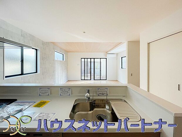 人工大理石のワークトップやシンクは、水を流しただけできれいになったように見えます。白いキッチンは明るく清潔感があり、とっても素敵です。