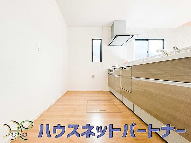 明るい自然光が入る作業スペースを多くとったキッチン採用。夫婦揃ってキッチンに立っても調理がしやすく、家事をしながら会話も弾みます。食器類もすっきりと片付く収納力。