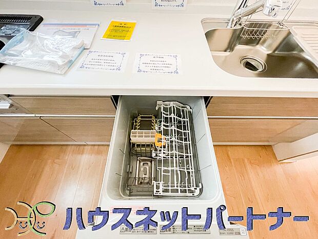 ビルトイン食器洗乾燥機完備。家事のお手伝いをしてくれる奥様の味方です。食器を洗っている間にお掃除など、様々なシーンで家事の時短に役立つ食洗機。省スペースのビルトインタイプを採用致しました。
