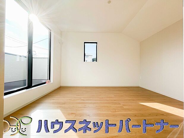 バルコニーに直接出入りできるお部屋です。ちょっと外の空気を吸いたい時や、ベランダでミニガーデニングなども楽しめそうです。