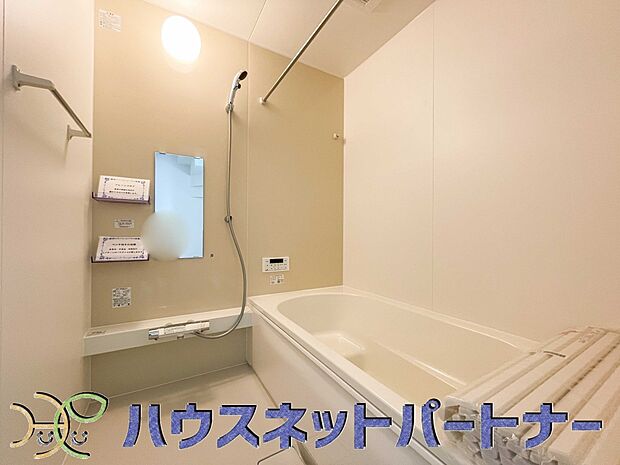 高級感溢れるカラーと大きさ・柔らかな曲線で構成された半身浴も楽しめるバスタブが心地よさをもたらします。