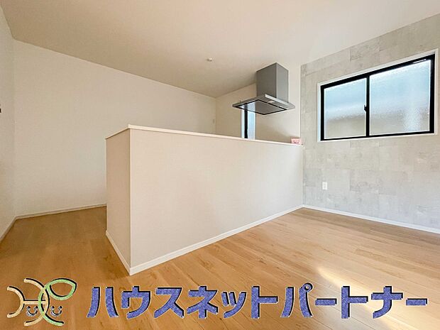 忙しい朝でも家族揃って食事をして頂ける、ゆとりある大きさのダイニングスペース。奥様の手料理をカウンター越しに受けとって頂き、テーブルで囲む素敵な時間を存分にお愉しみ下さい。