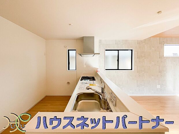 キッチン吊戸棚を無くす事によって、コミュニケーションを重視した設計に致しました。区画によって変わる一体感を、実際にご覧になって頂けましたらと思います。 