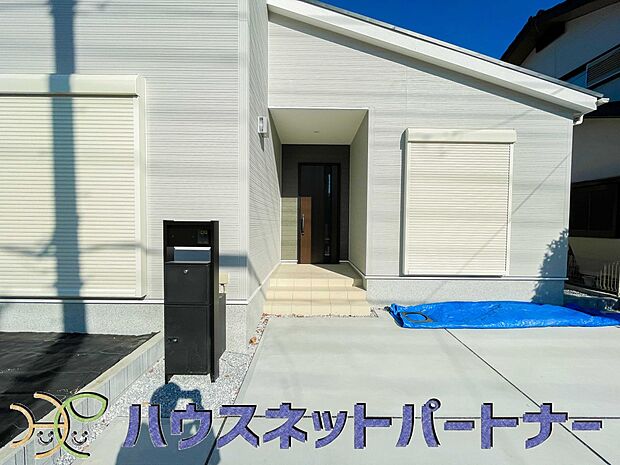 玄関前に季節のお花を置いて可愛く演出してみてはいかがですか。来客が憧れる玄関造りを楽しんで下さい。