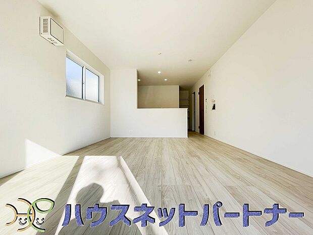 通風・採光に優れ、心地よい光と風が溢れています。 贅沢で豊かな居住性と、プライドを満たすクオリティが見事に調和した住空間。新築ならではの快適なひとときをご体感頂ける筈です。