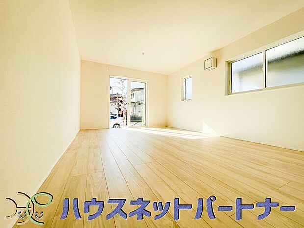 太陽の光が照らす明るいリビングは、開放感があり通風・採光に優れ、心地よい光と風が舞い込んできます。心休まるリビングは何よりも快適な時間を過ごせます。