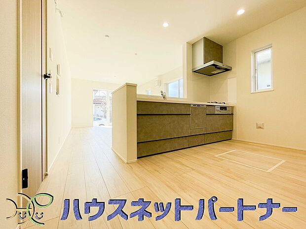 キッチン吊戸棚を無くす事によって、コミュニケーションを重視した設計に致しました。区画によって変わる一体感を、実際にご覧になって頂けましたらと思います。 