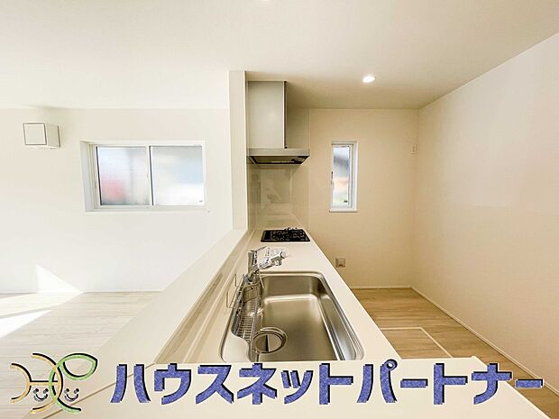 人工大理石のワークトップやシンクは、水を流しただけできれいになったように見えます。白いキッチンは明るく清潔感があり、とっても素敵です。