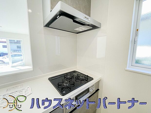 三口コンロで料理の幅を拡げてくれる使いやすいシステムキッチンを採用。洗い場も大きいので野菜や食器を洗ったりする際にも捗り、奥様の強い味方となってくれるはずです。