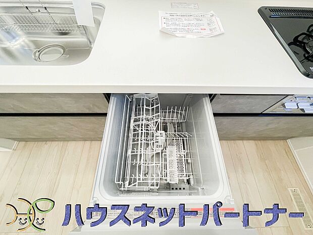 ビルトイン食器洗乾燥機完備。家事のお手伝いをしてくれる奥様の味方です。食器を洗っている間にお掃除など、様々なシーンで家事の時短に役立つ食洗機。省スペースのビルトインタイプを採用致しました。