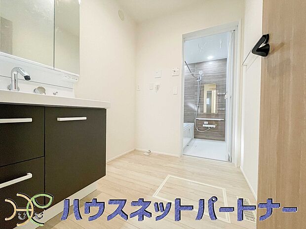 十分な大きさの洗面台は、身だしなみチェックや歯磨きなど、朝の慌ただしい時間でもホテルライクなスペースで余裕とゆとりを感じて頂けます。