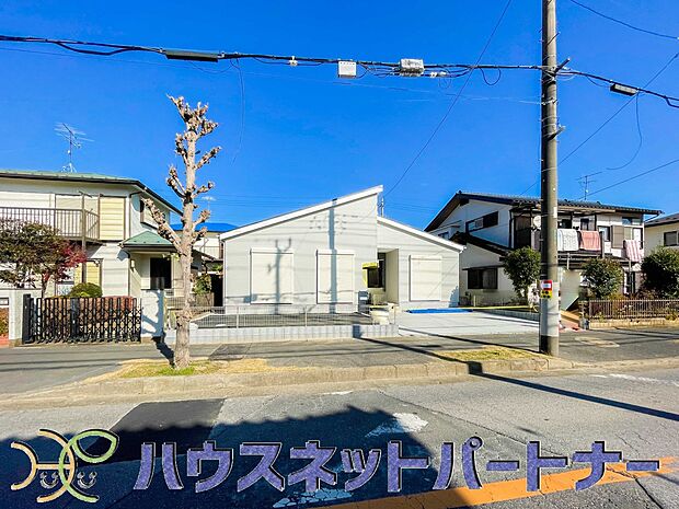 前面道路がとても広々としています。歩道や位置指定道路がある為、お子様も安全に生活ができます。