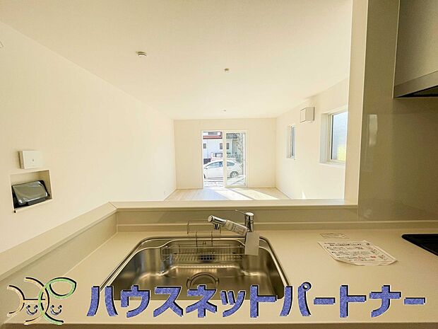 家族の様子を見ながらキッチンでお料理。一日の出来事を会話しながらの家事は嬉しいコミュニケーション。