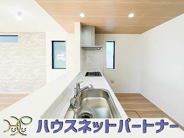 人工大理石のワークトップやシンクは、水を流しただけできれいになったように見えます。白いキッチンは明るく清潔感があり、とっても素敵です。