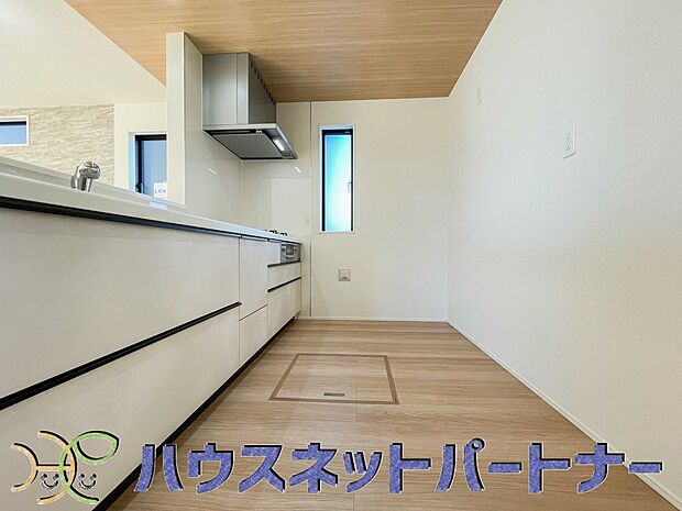 明るい自然光が入る作業スペースを多くとったキッチン採用。夫婦揃ってキッチンに立っても調理がしやすく、家事をしながら会話も弾みます。食器類もすっきりと片付く収納力。