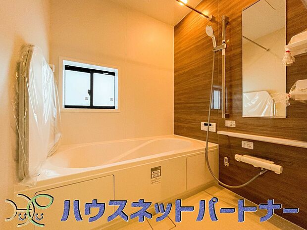 明るい作りの浴室は心も体もリフレッシュさせてくれます。窓もあるので湿気を外へ逃がすことも出来ます。