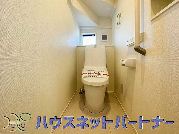 快適な生活を送るための必須アイテムとなった洗浄機能付トイレ。おしり洗浄、ビデ洗浄、暖房便座の3つの機能を標準装備しています。