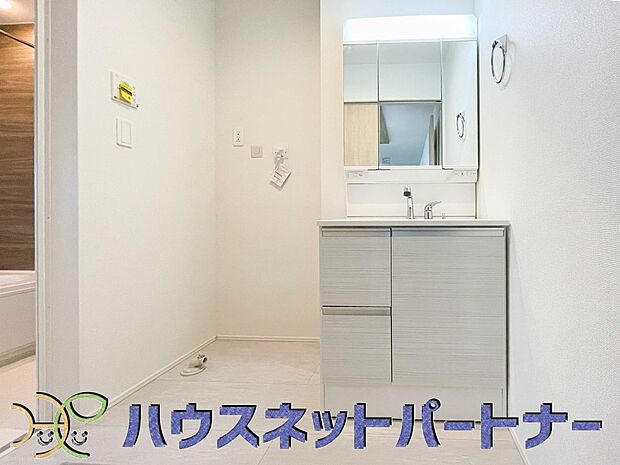 洗顔や手洗いはもちろん、シャンプーも行える多機能洗面台です。広い洗面台を使えば手洗い洗濯などにも利用できます。　